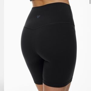 Aritzia TnAction Butter Cheeky Hi-Rise 7” shorts